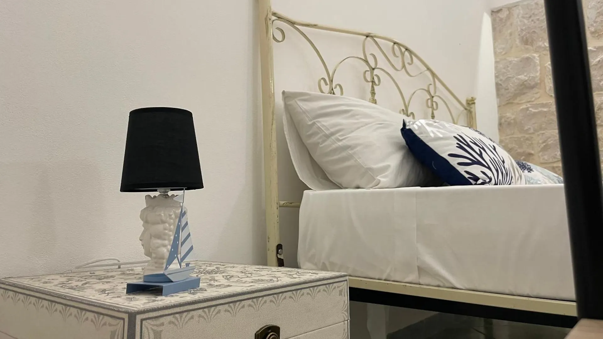 Luisa Room Sampieri